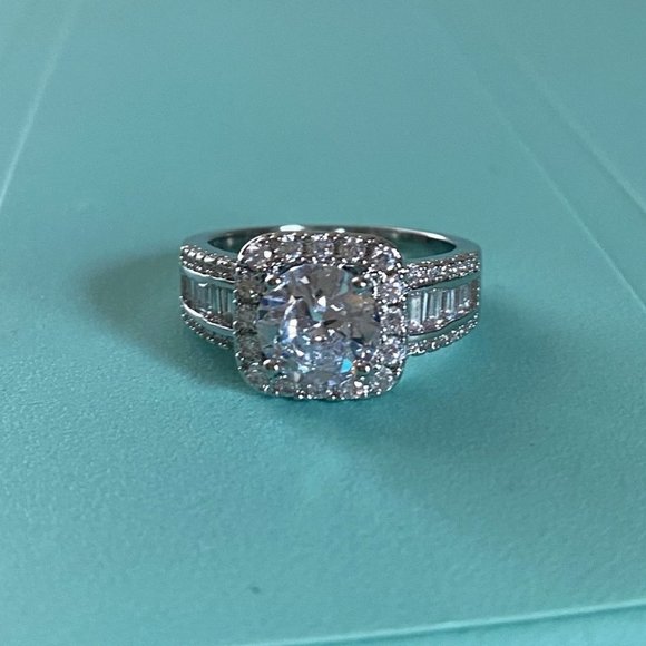 COPY - NEW 18k White Gold Radiant & Baguette Wedding Ring, cute Ring, shiny Ring - Picture 4 of 4